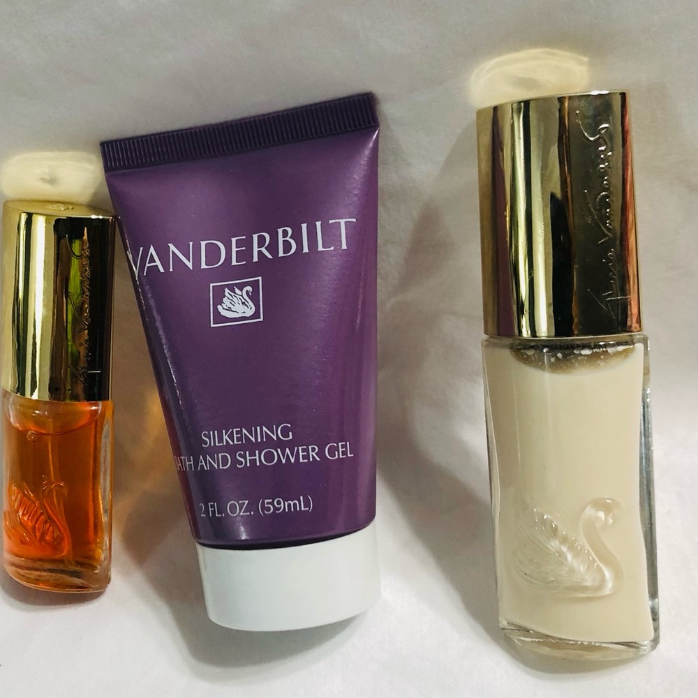 Gloria Vanderbilt Bath and Shower Gel with Perfume Set. 2fl oz